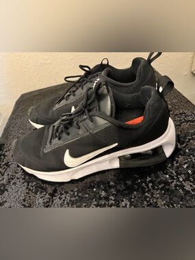Nike Black and White Air-Cushioned Low Top Sneaker